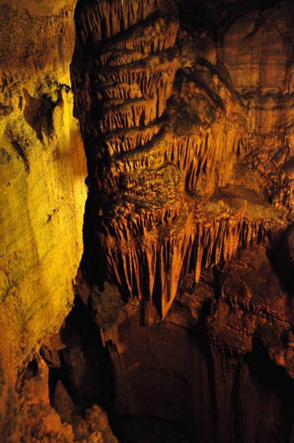 Salão todo decorado na Mammoth Cave, Parque Nacional no Kentucky, Estados Unidos